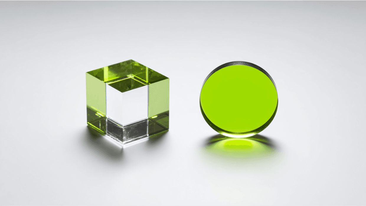 Plarizing Beamsplitters - PBS cube and TFP plate placed next to each other in white clean background. Banner over them saying: PBS or TFP ?